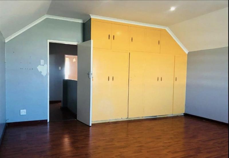 5 Bedroom Property for Sale in Grassy Park Western Cape